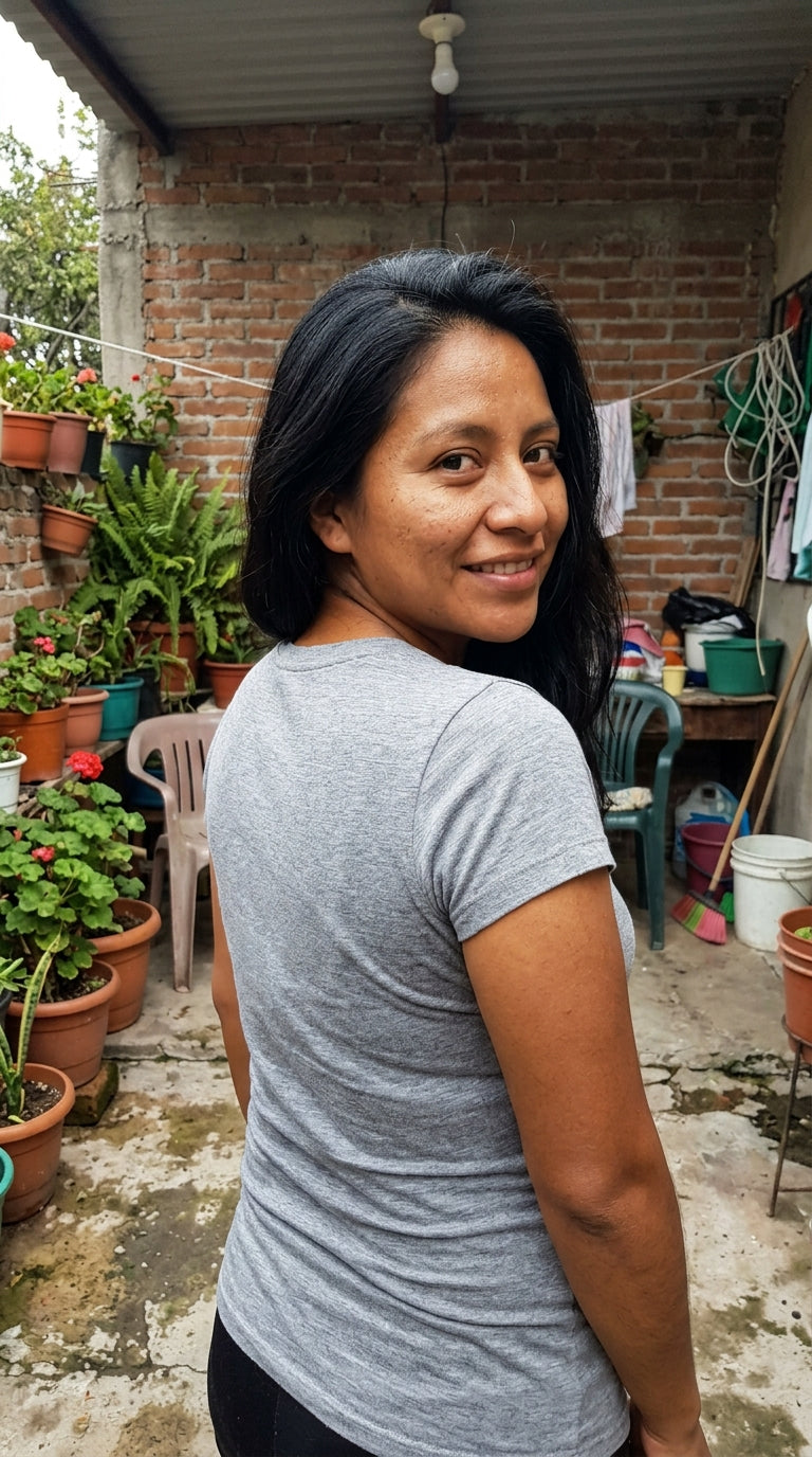 Clienta de Nivora con su bra sin varilla debajo de la blusa
