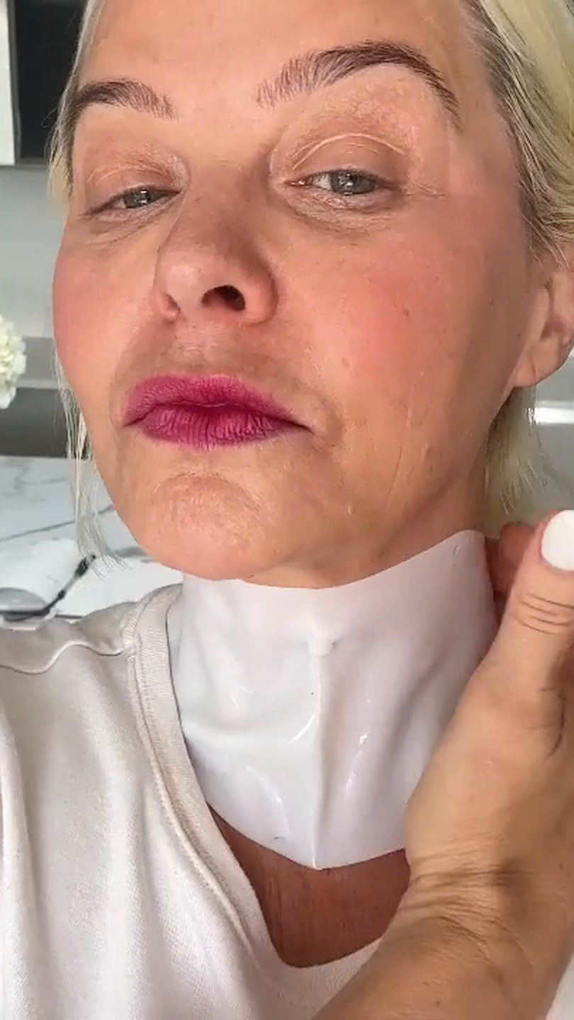 Clienta con la mascarilla de cuello Nivora puesta